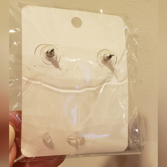 Lips Earrings - Picture 2 of 3